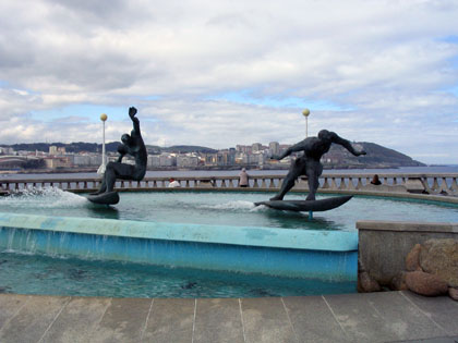 estatuasurfistas2_420.jpg